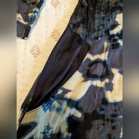 Logo asymmetrical tunic top abstract floral pocket - Picture 5 of 9